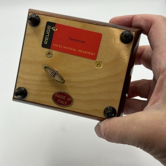 REUGE WOODEN MUSIC BOX INLAID FLORAL AND LEAVES MADE IN ITALY PLAYS “TOMORROW” - Picture 9 of 10